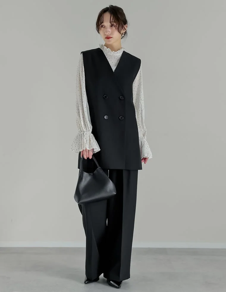 黒のダブルブレストジレとワイドパンツ、ドット柄フリルブラウスのモノトーンコーディネート