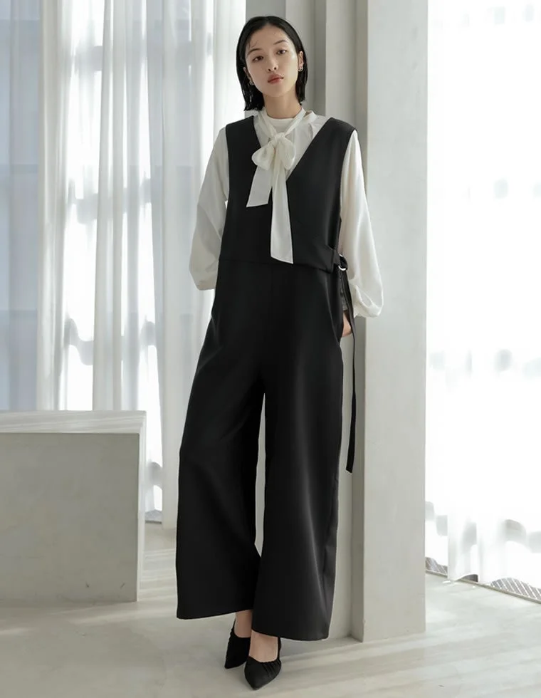 黒のワイドレッグジャンプスーツと白いボウタイブラウス