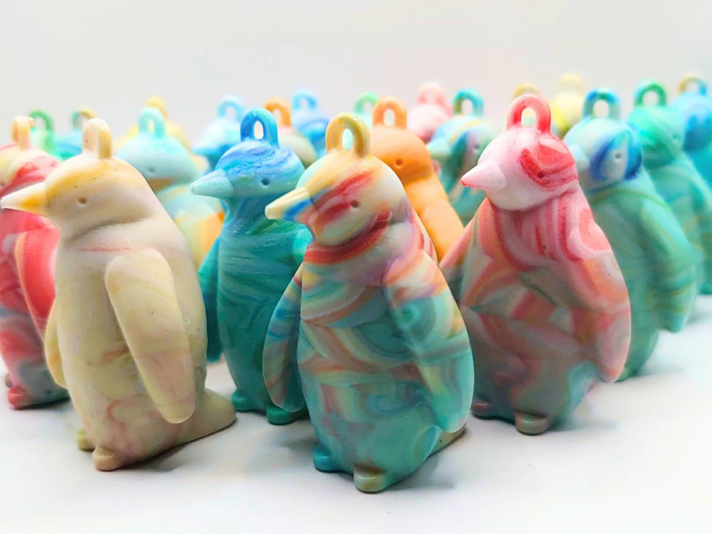 多数並べられたカラフルなペンギンのチャーム