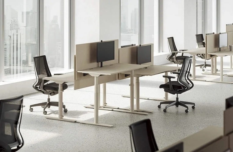 Ascend 電動昇降デスクのあるオフィス空間