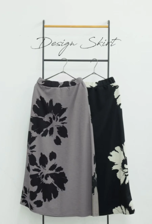 スカートがハンガーに吊るされている写真