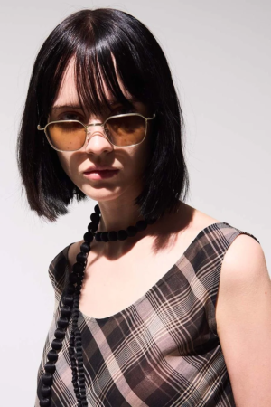 Y'sのアイウェアを着用した女性