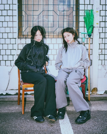 トラックスーツを着た若い女性二人