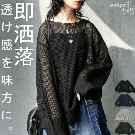 黒いメッシュニットを着用した女性のファッション画像