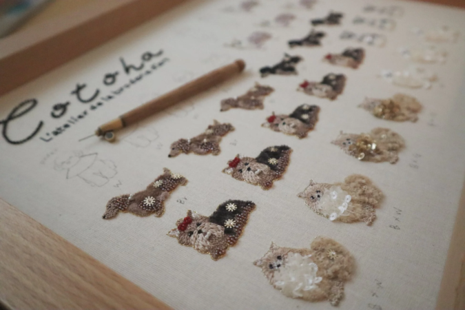 ビーズや糸で丁寧に作られた犬の刺繍作品