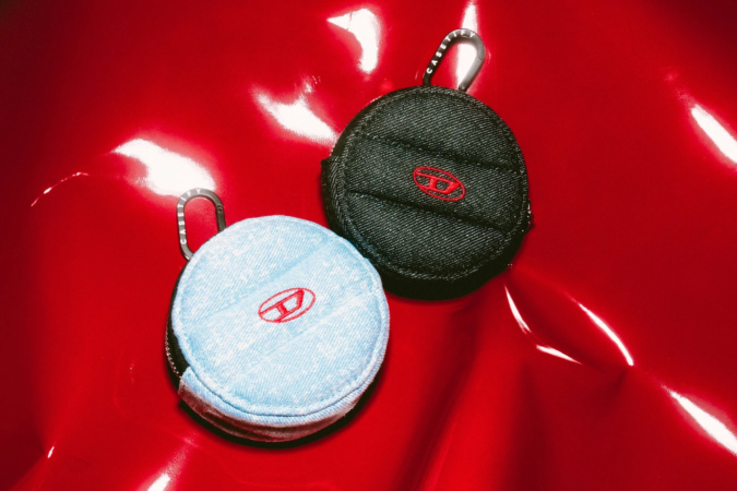 DIESELロゴの入ったデニム素材の丸いポーチ