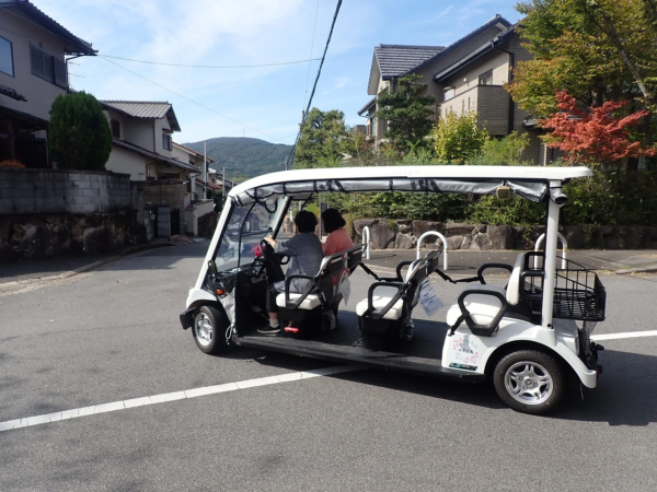 電気自動車「はさくる」と女性たち、住宅街