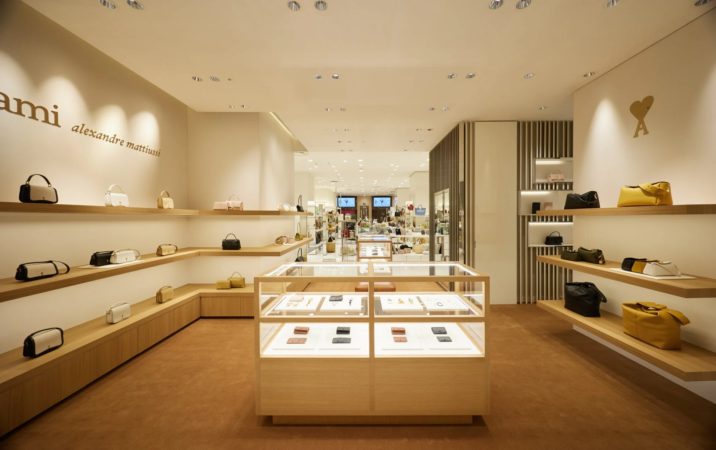 Ami Parisブティック内の商品陳列