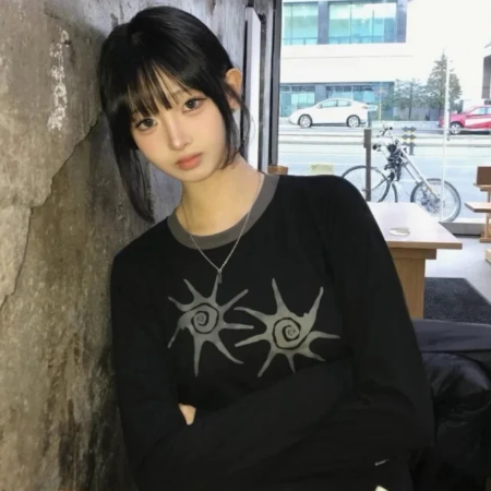 黒い長袖シャツの女性