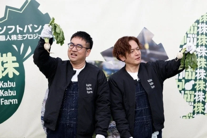ソフトバンク個人株主プロジェクトのイベントで、収穫したカブを持つなすなかにしさん