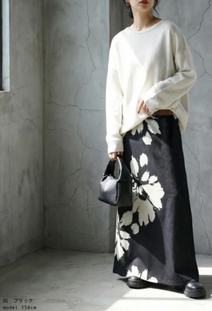 女性がスカートを着用している写真