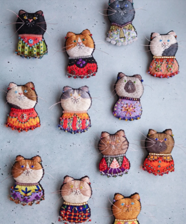 鮮やかな色彩と繊細な刺繍が施された猫のブローチ