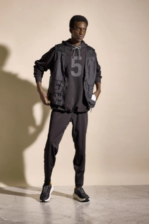 NMRフィッシングベストとダンボールフーディーのスタイリング