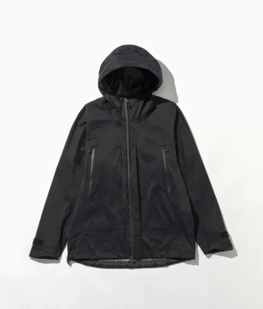 黒いフーデッドジャケット