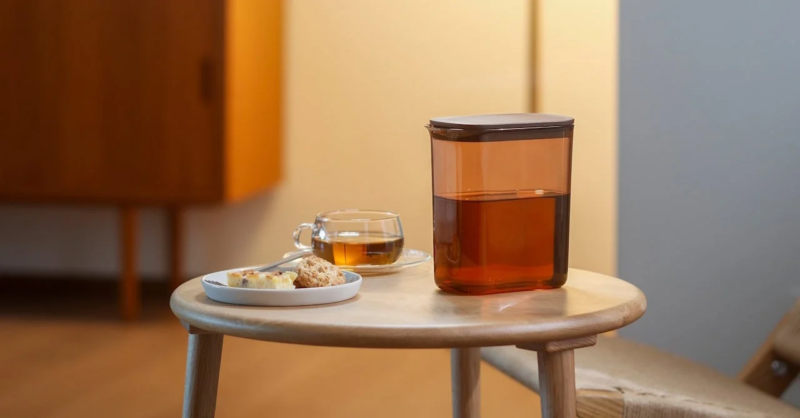 ブラウンのピッチャーとスイーツ