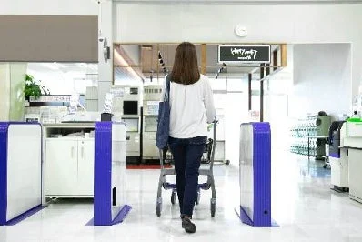 ショッピングカートを押す女性