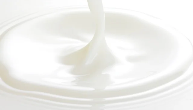 新鮮な牛乳が注がれる様子（クリームのイメージ）