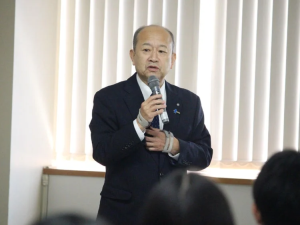 町長がスピーチしている様子