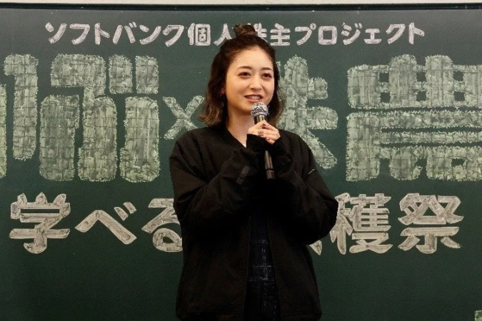 ソフトバンク個人株主プロジェクトの大収穫祭で講演するみちょぱさん