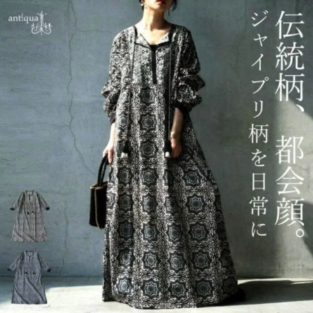 ジャイプリ柄のロングワンピースを着用した女性のファッション画像