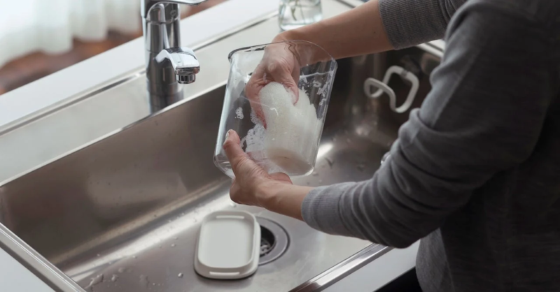 シンクで洗っている様子