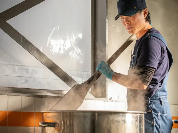 醸造作業を行う男性