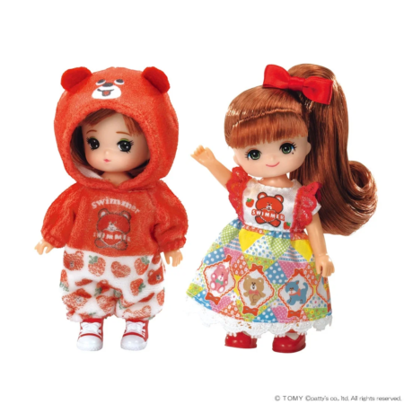 赤いクマ耳パーカーとカラフルなドレスを着た2体の人形