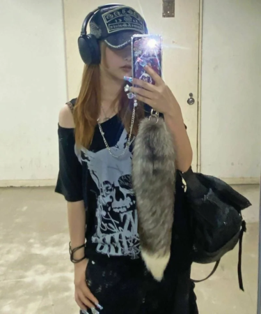 ストリート系ファッションの女性