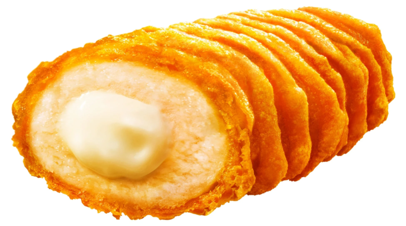 揚げられた黄金色の食品の断面が写っており、内部には白いクリーミーなフィリングが詰まっています。