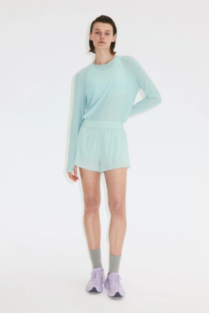 H&M MOVEのランニングコレクションを着た女性モデル