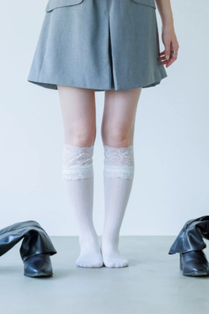 白いレース付きニーハイソックス