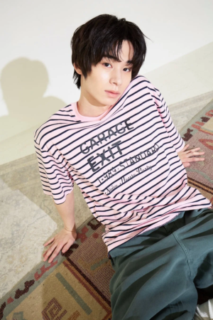 ピンクと黒のボーダーTシャツを着た男性モデル