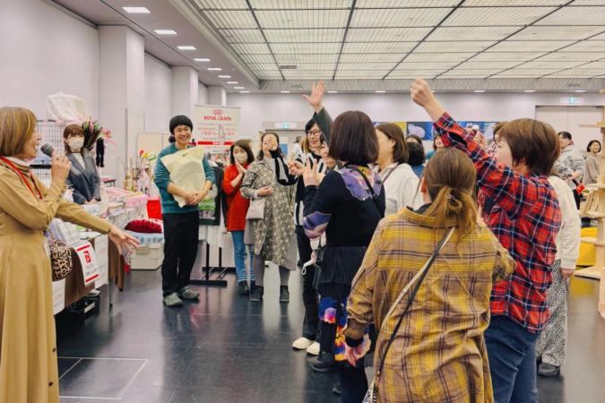 イベント会場で多くの人が集まっている様子
