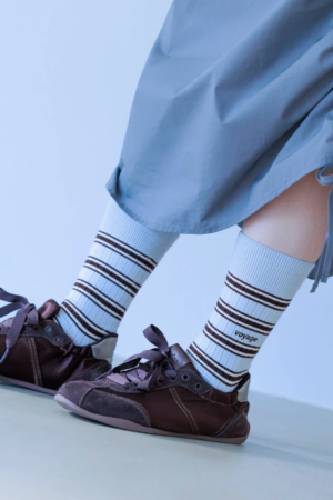 ライトブルーのスカートにストライプ柄ソックス