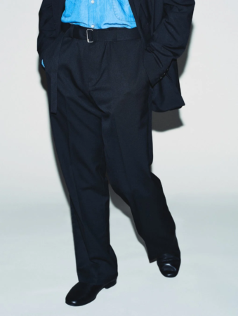 ジャケットとデニムシャツに合わせたワイドパンツのスタイリング