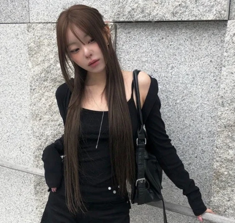 黒いトップスとアウターを着用した女性