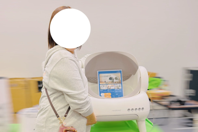 全自動猫トイレM1を見ている来場者