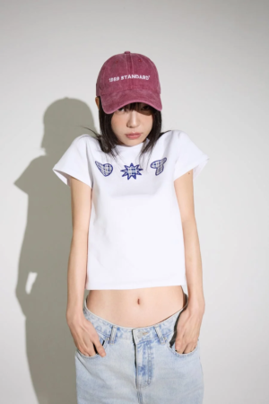 赤いキャップとショート丈Tシャツを着た女性モデル