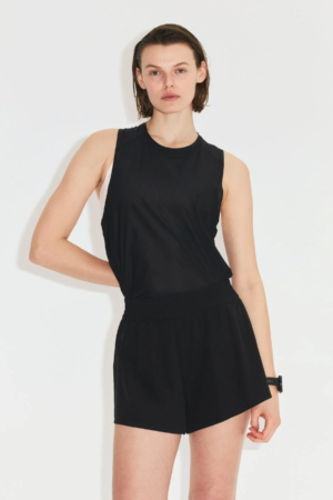 H&M MOVEのランニングコレクションを着た女性モデル