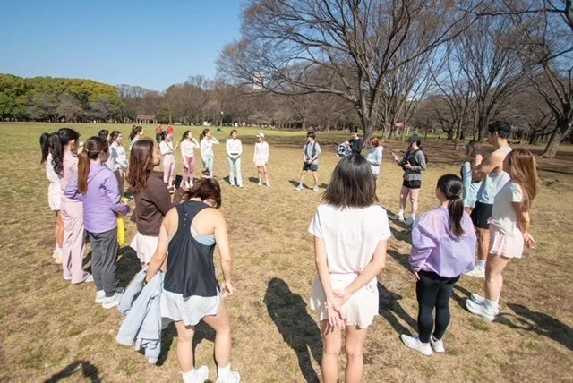 公園で集まる参加者たち