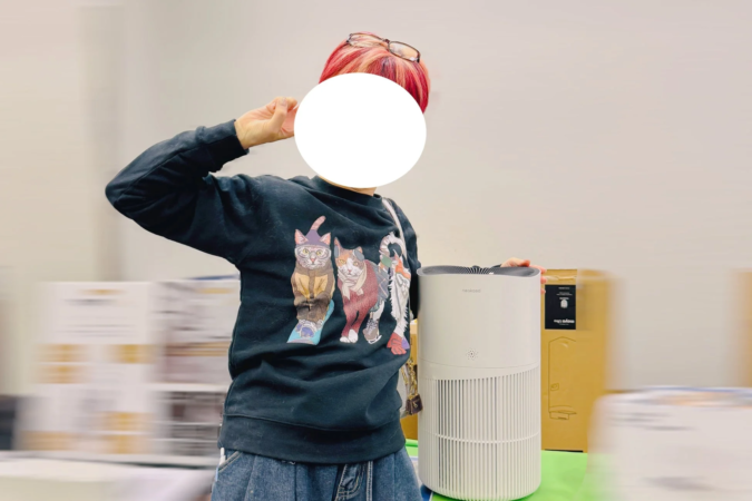 空気清浄機を持つ人物