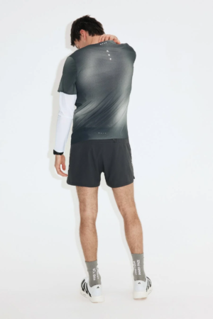 H&M MOVEのランニングコレクションを着た男性モデルの後ろ姿