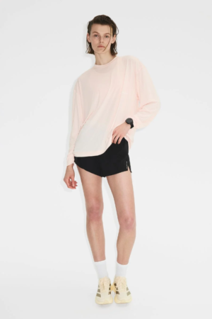 H&M MOVEのランニングコレクションを着た男性モデル