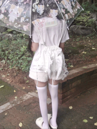 傘をさした女性の後ろ姿