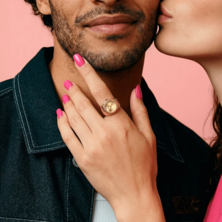 カップルの親密な瞬間