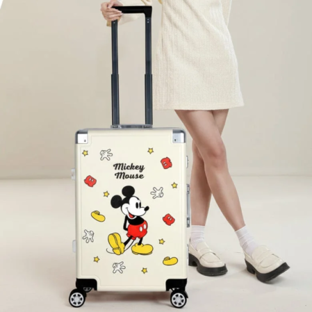ミッキーマウスのイラストが描かれたスーツケース