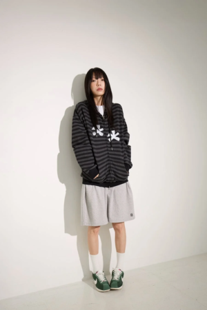ボーダーパーカーとショートパンツを着た女性モデル