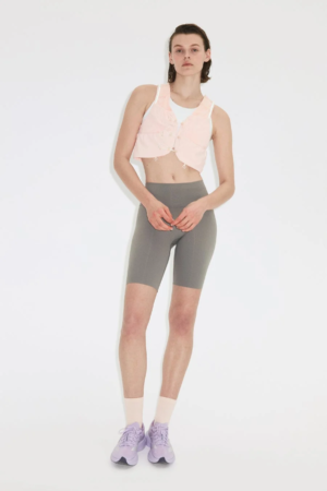 H&M MOVEのランニングコレクションを着た女性モデル