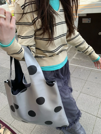 街中を歩く女性