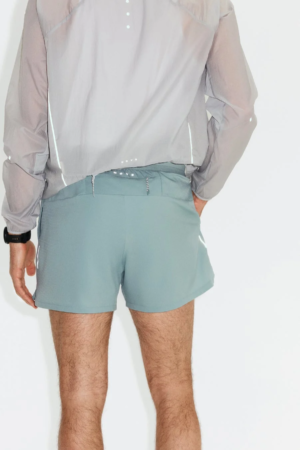 H&M MOVEのランニングコレクションを着た男性モデルの後ろ姿